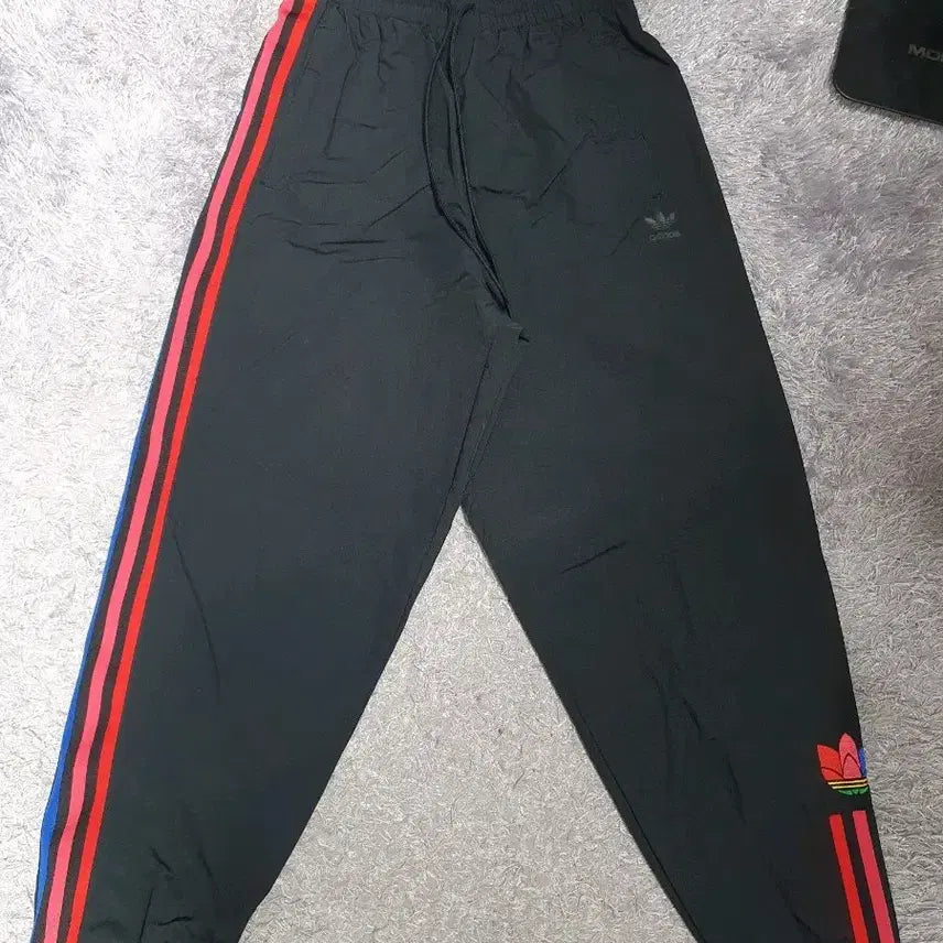 [BUNJANG] Adidas Adicolor Relaxed Fit Woven Track Pants - Black (S) / 아디다스 바지 아디컬러 릴렉스핏 우븐 조거 트랙 팬츠 블랙 s