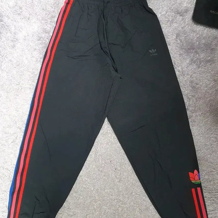 [BUNJANG] Adidas Adicolor Relaxed Fit Woven Track Pants - Black (S) / 아디다스 바지 아디컬러 릴렉스핏 우븐 조거 트랙 팬츠 블랙 s