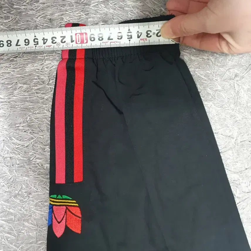 [BUNJANG] Adidas Adicolor Relaxed Fit Woven Track Pants - Black (S) / 아디다스 바지 아디컬러 릴렉스핏 우븐 조거 트랙 팬츠 블랙 s