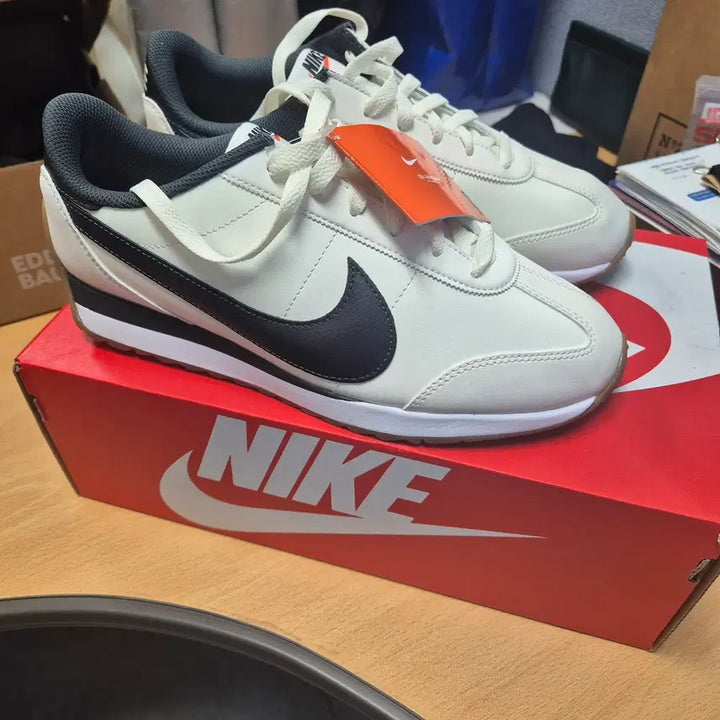 [BUNJANG] Nike Pacific Leather IM4006-101 (Size 260) / 나이키 퍼시픽 레더 NIKE IM4006-101 (260싸이즈)