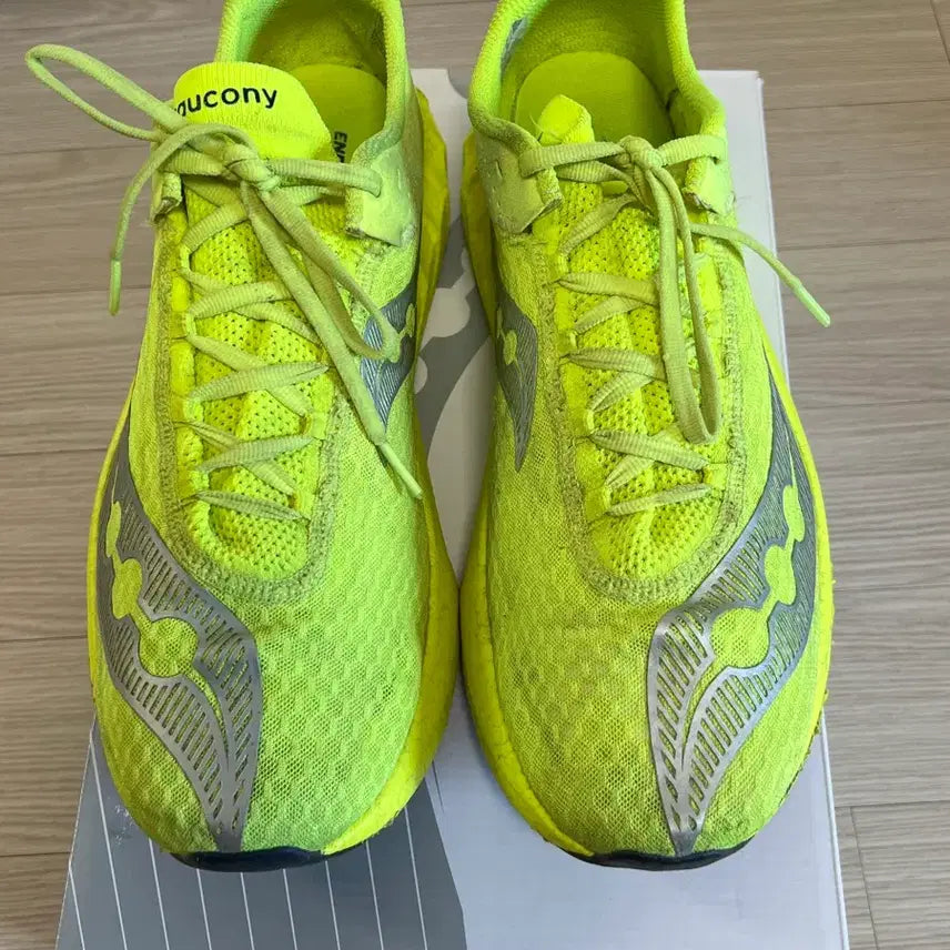 [BUNJANG] Saucony Endorphin Speed 4 Fluorescent Running Shoes / 써코니 엔돌핀 스피드4 형광 300 사이즈