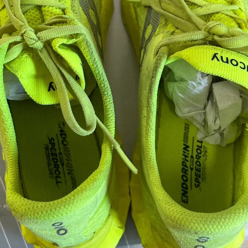 [BUNJANG] Saucony Endorphin Speed 4 Fluorescent Running Shoes / 써코니 엔돌핀 스피드4 형광 300 사이즈