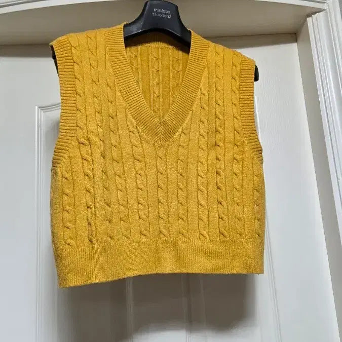 [BUNJANG] Kkwabaegi Crop Knit Vest / 꽈배기크롭니트조끼 free