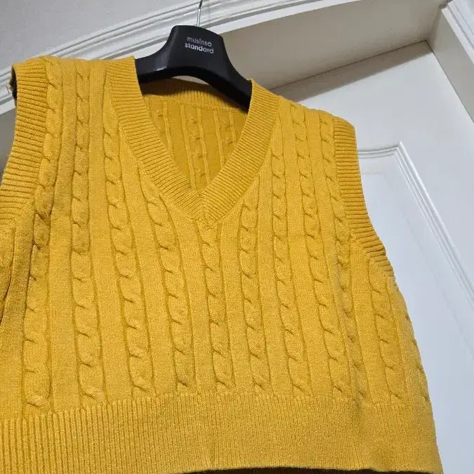 [BUNJANG] Kkwabaegi Crop Knit Vest / 꽈배기크롭니트조끼 free