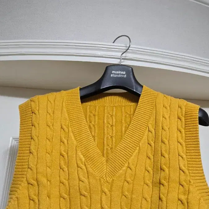 [BUNJANG] Kkwabaegi Crop Knit Vest / 꽈배기크롭니트조끼 free