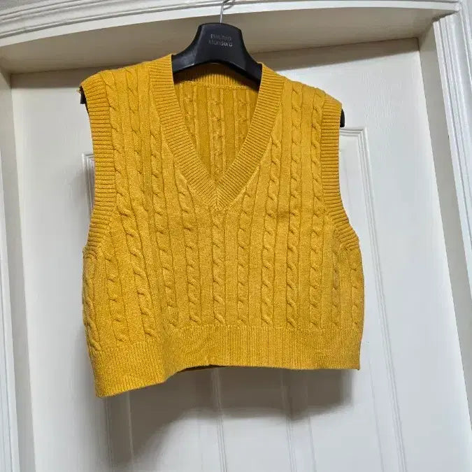 [BUNJANG] Kkwabaegi Crop Knit Vest / 꽈배기크롭니트조끼 free