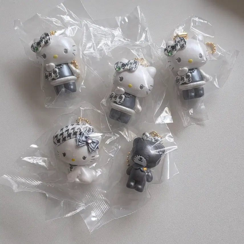 [BUNJANG] Sanrio Hello Kitty 51st Anniversary Monokuro Mascot Keyring / 산리오 헬로키티 키티 51주년 모노쿠로 생일 마스코트 키링 타이니참