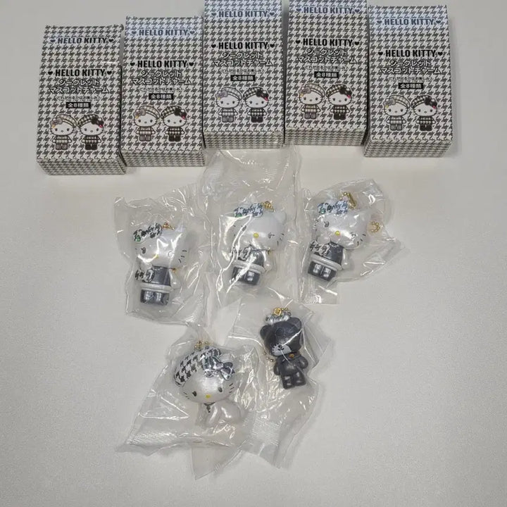 [BUNJANG] Sanrio Hello Kitty 51st Anniversary Monokuro Mascot Keyring / 산리오 헬로키티 키티 51주년 모노쿠로 생일 마스코트 키링 타이니참