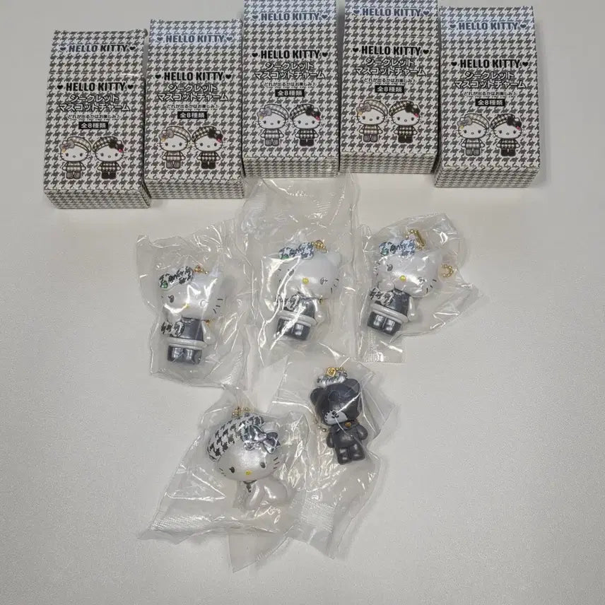 [BUNJANG] Sanrio Hello Kitty 51st Anniversary Monokuro Mascot Keyring / 산리오 헬로키티 키티 51주년 모노쿠로 생일 마스코트 키링 타이니참
