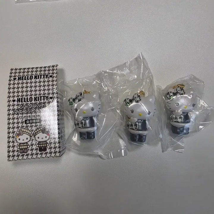 [BUNJANG] Sanrio Hello Kitty 51st Anniversary Monokuro Mascot Keyring / 산리오 헬로키티 키티 51주년 모노쿠로 생일 마스코트 키링 타이니참