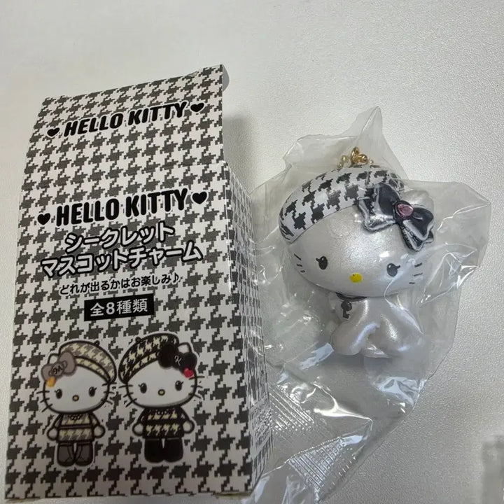 [BUNJANG] Sanrio Hello Kitty 51st Anniversary Monokuro Mascot Keyring / 산리오 헬로키티 키티 51주년 모노쿠로 생일 마스코트 키링 타이니참