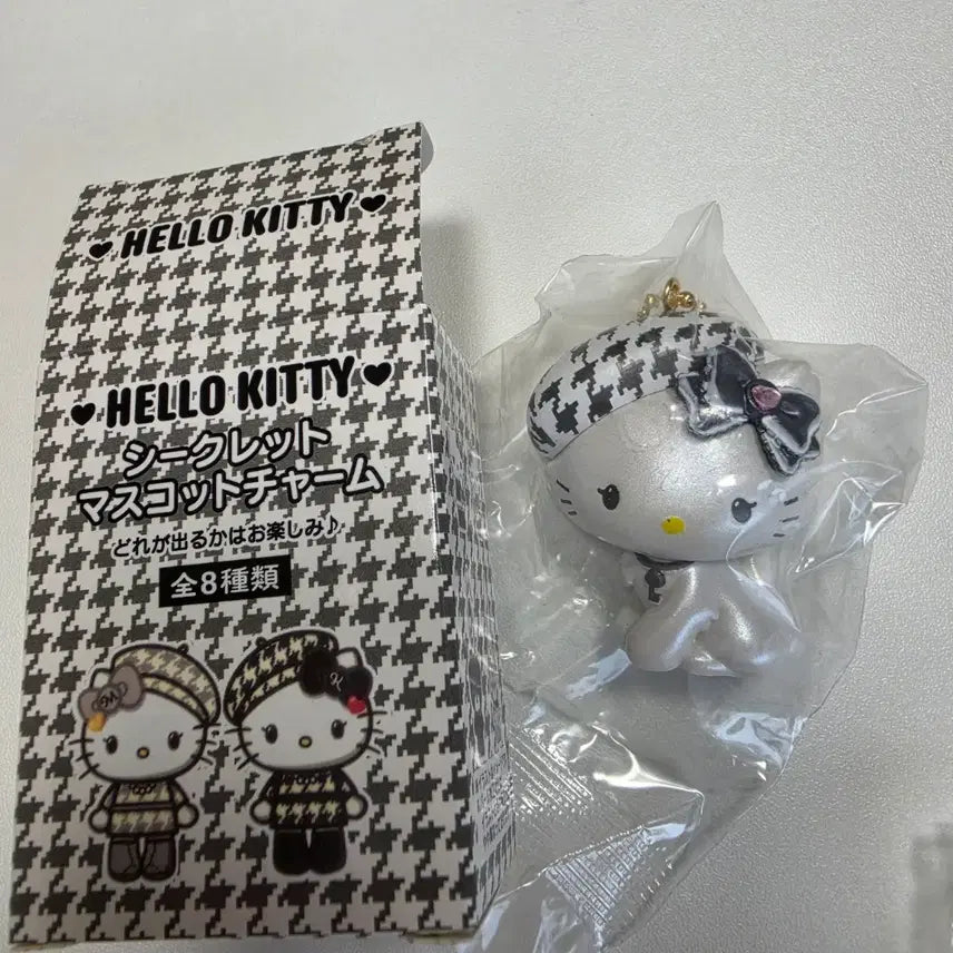 [BUNJANG] Sanrio Hello Kitty 51st Anniversary Monokuro Mascot Keyring / 산리오 헬로키티 키티 51주년 모노쿠로 생일 마스코트 키링 타이니참