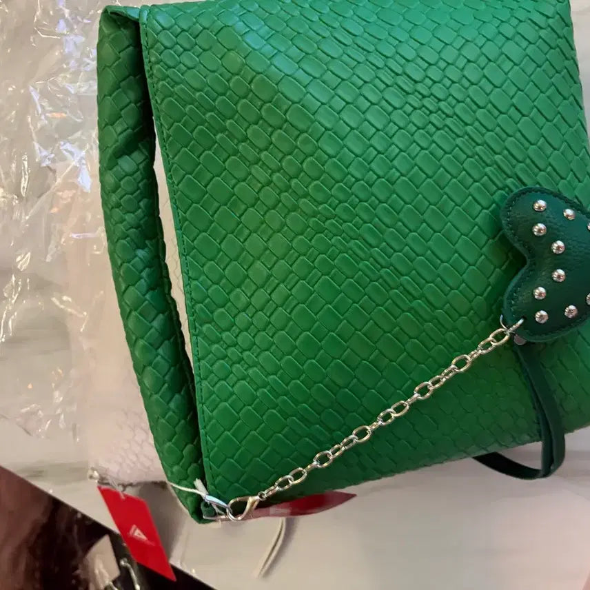 [BUNJANG] JEBALLOT White Embossed Leather Shoulder Bag with Heart Charm / JEBALLOT 화이트 뱀피 숄더백 + 하트참