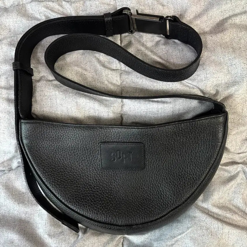 [SOLD OUT] 소프트서울 하프문 레더백 블랙