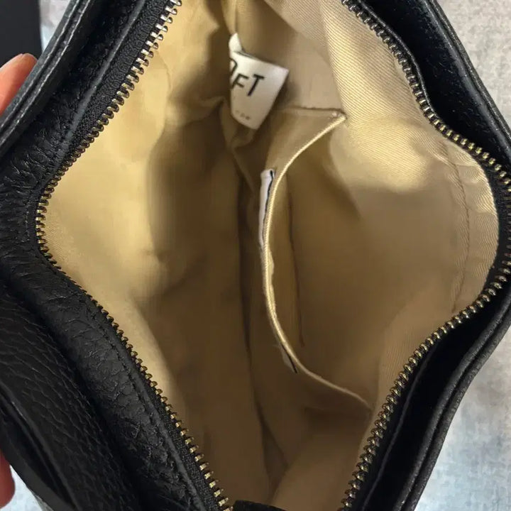 [SOLD OUT] 소프트서울 하프문 레더백 블랙