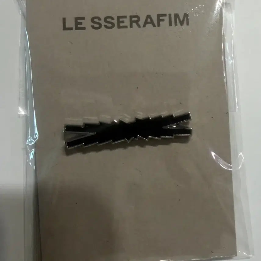 [BUNJANG] LE SSERAFIM Holder + Badge Bundle Set / (미개봉) 르세라핌 홀더+뱃지 일괄