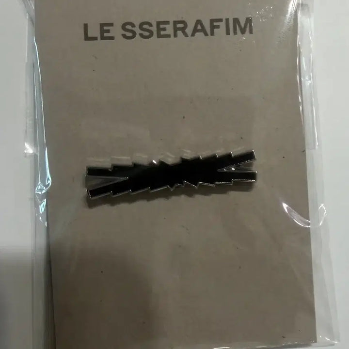 [BUNJANG] LE SSERAFIM Holder + Badge Bundle Set / (미개봉) 르세라핌 홀더+뱃지 일괄