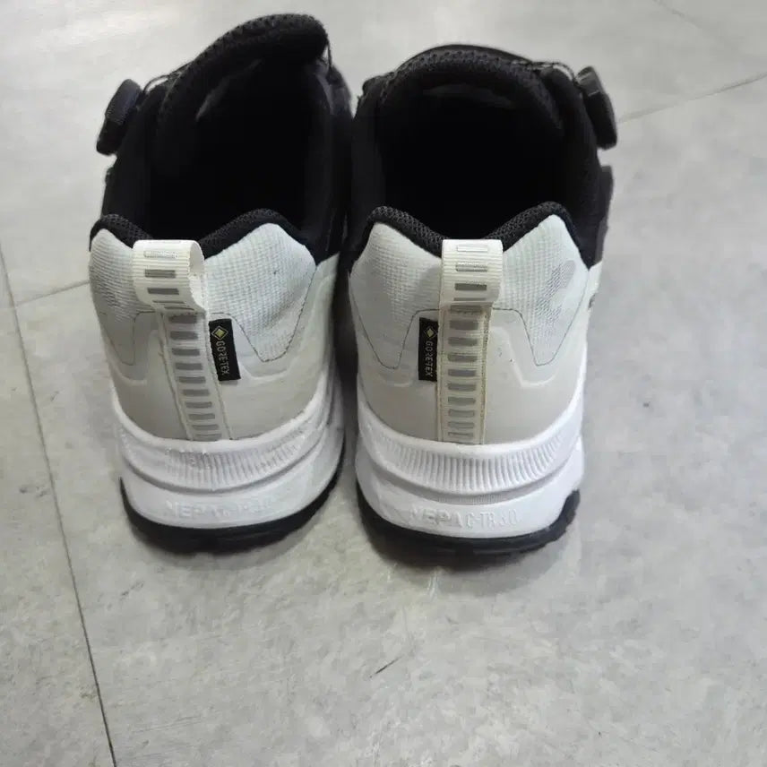 [BUNJANG] Nepa Dual Flow GTX Boa TR 3.0 Hiking Shoes / 네파 듀얼 플로우 고어텍스GTX 보아 TR 3.0(250