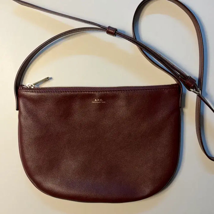 [BUNJANG] APC Maelys Half Moon Crossbody Bag - Burgundy / 아페셰 마엘리스 하프문 크로스백 버건디(APC maelys 단종)