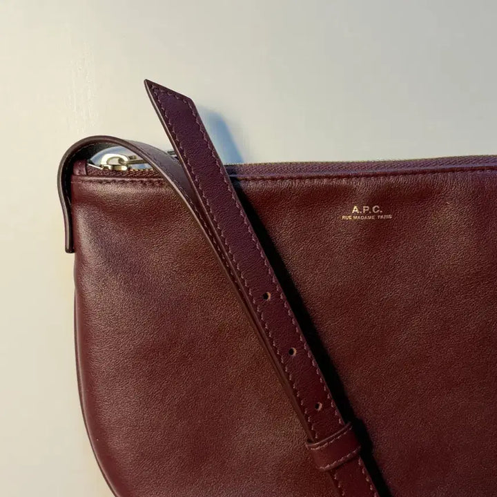 [BUNJANG] APC Maelys Half Moon Crossbody Bag - Burgundy / 아페셰 마엘리스 하프문 크로스백 버건디(APC maelys 단종)