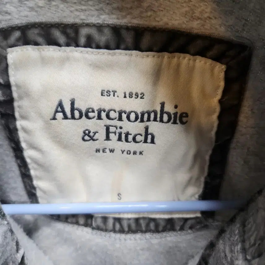 [BUNJANG] Abercrombie Y2K Logo Button Cardigan / 아베크롬비 로고 Y2K 버튼 가디건 집업 S(S)