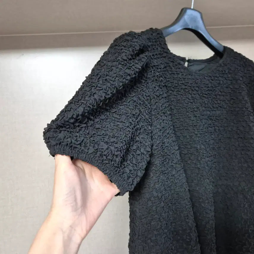 [BUNJANG] Muzak Poggie Volume Sleeve Blouse / 프리)무자크 뽀글이 볼륨소매블라우스 블랙