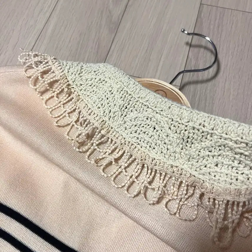 [BUNJANG] OséO2nd Crochet Lace Collar Knit Top / 21 한섬 오즈세컨 뜨개 레이스 크로셰 카라 니트 반팔퍼프스트라이프베이지