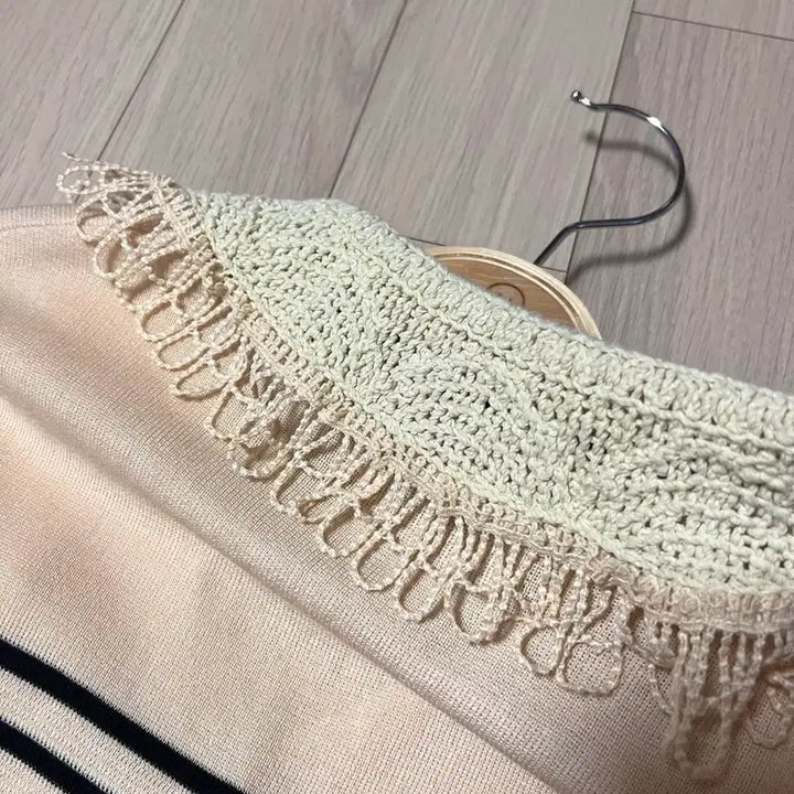 [BUNJANG] OséO2nd Crochet Lace Collar Knit Top / 21 한섬 오즈세컨 뜨개 레이스 크로셰 카라 니트 반팔퍼프스트라이프베이지