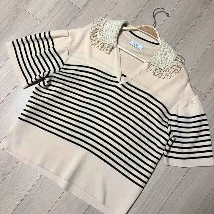 [BUNJANG] OséO2nd Crochet Lace Collar Knit Top / 21 한섬 오즈세컨 뜨개 레이스 크로셰 카라 니트 반팔퍼프스트라이프베이지
