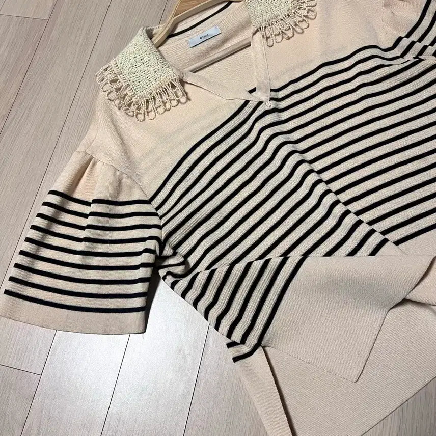 [BUNJANG] OséO2nd Crochet Lace Collar Knit Top / 21 한섬 오즈세컨 뜨개 레이스 크로셰 카라 니트 반팔퍼프스트라이프베이지