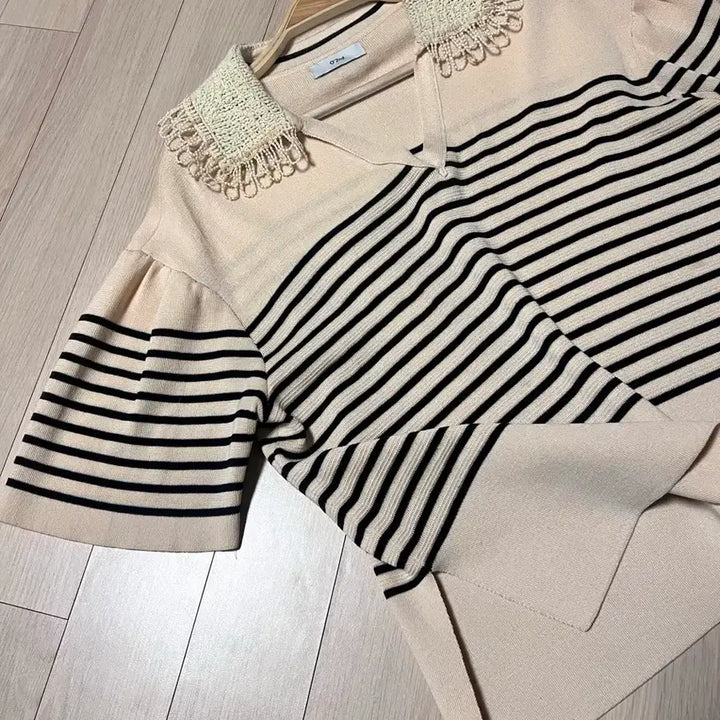 [BUNJANG] OséO2nd Crochet Lace Collar Knit Top / 21 한섬 오즈세컨 뜨개 레이스 크로셰 카라 니트 반팔퍼프스트라이프베이지
