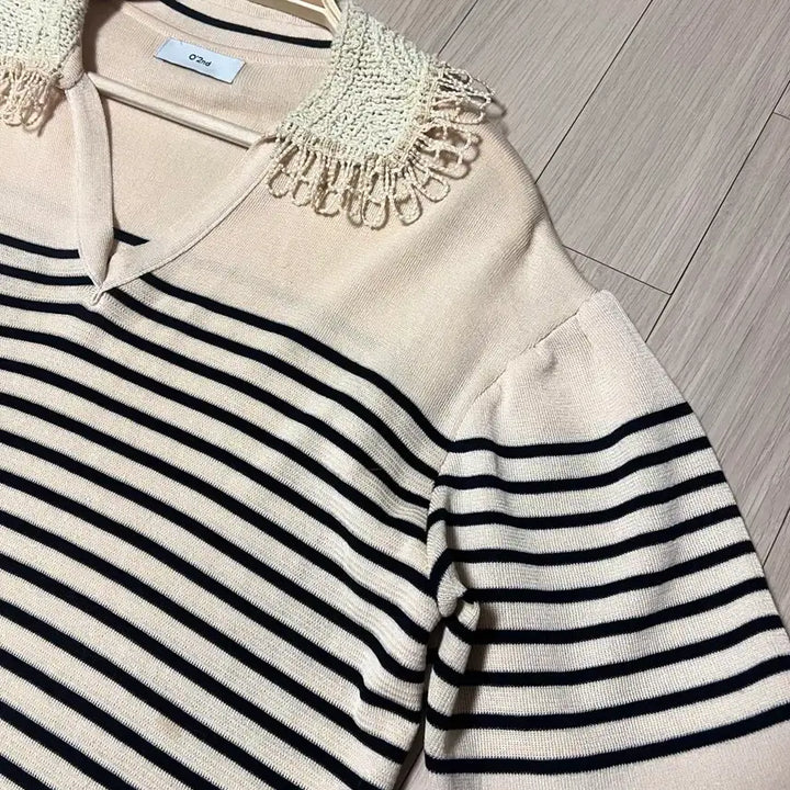 [BUNJANG] OséO2nd Crochet Lace Collar Knit Top / 21 한섬 오즈세컨 뜨개 레이스 크로셰 카라 니트 반팔퍼프스트라이프베이지