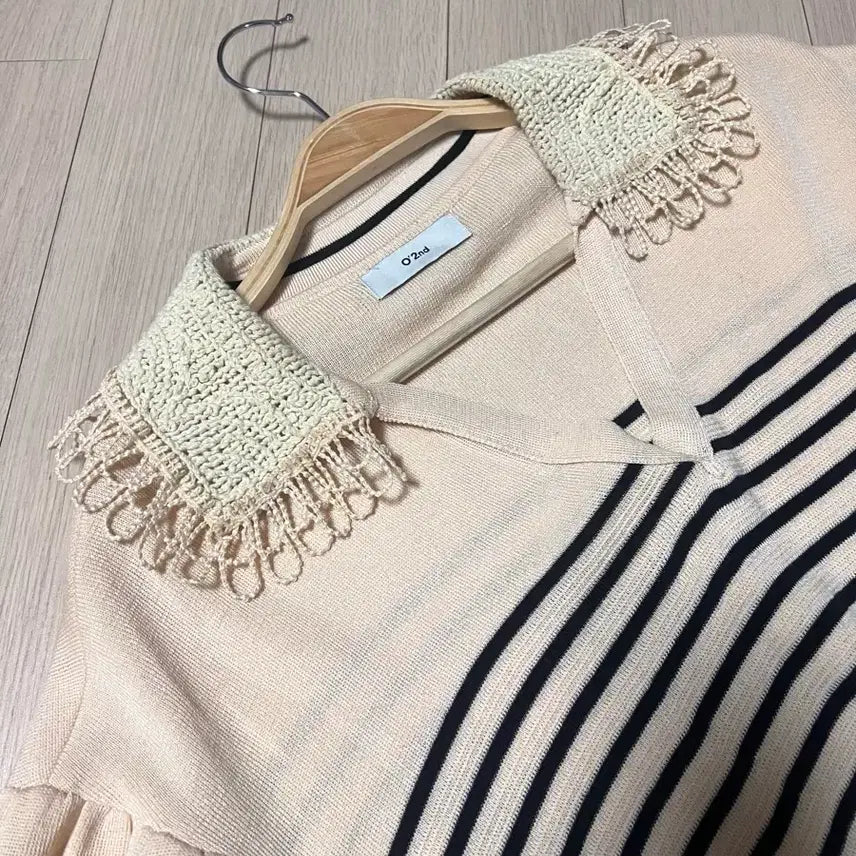 [BUNJANG] OséO2nd Crochet Lace Collar Knit Top / 21 한섬 오즈세컨 뜨개 레이스 크로셰 카라 니트 반팔퍼프스트라이프베이지