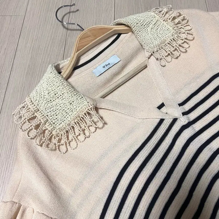 [BUNJANG] OséO2nd Crochet Lace Collar Knit Top / 21 한섬 오즈세컨 뜨개 레이스 크로셰 카라 니트 반팔퍼프스트라이프베이지