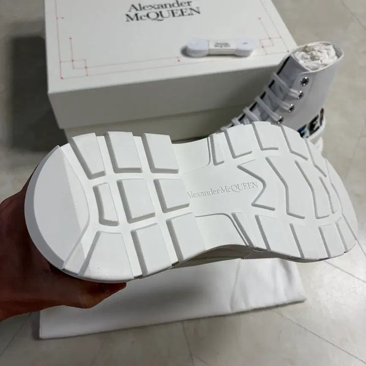 [BUNJANG] Alexander McQueen Tread Slick Graffiti Boots White / [새상품]알렉산더맥퀸 그래피티 트레드 슬릭 부츠 화이트