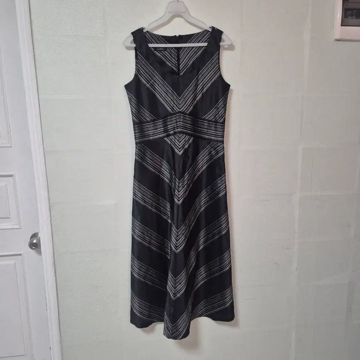 [BUNJANG] TIME Black Striped Sleeveless Maxi Dress / TIME 블랙 스트라이프 민소매 원피스
