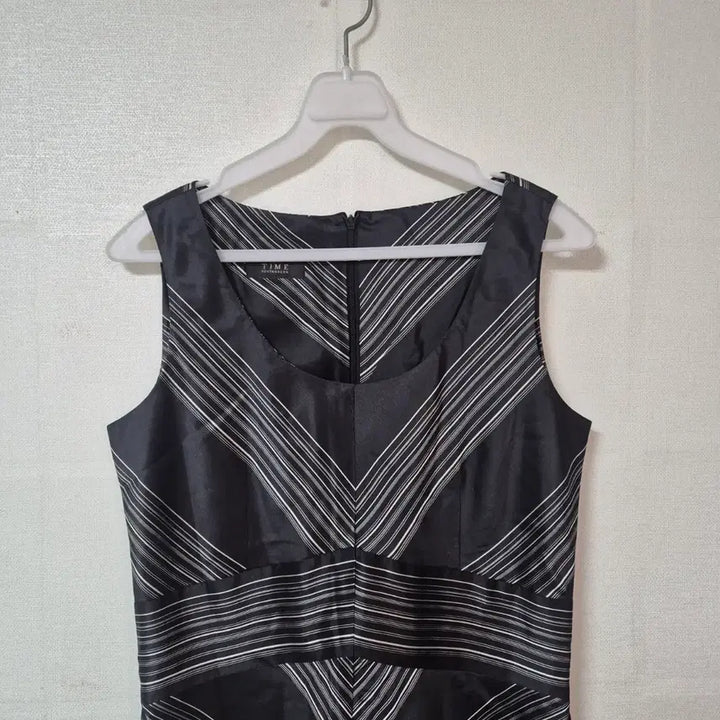 [BUNJANG] TIME Black Striped Sleeveless Maxi Dress / TIME 블랙 스트라이프 민소매 원피스