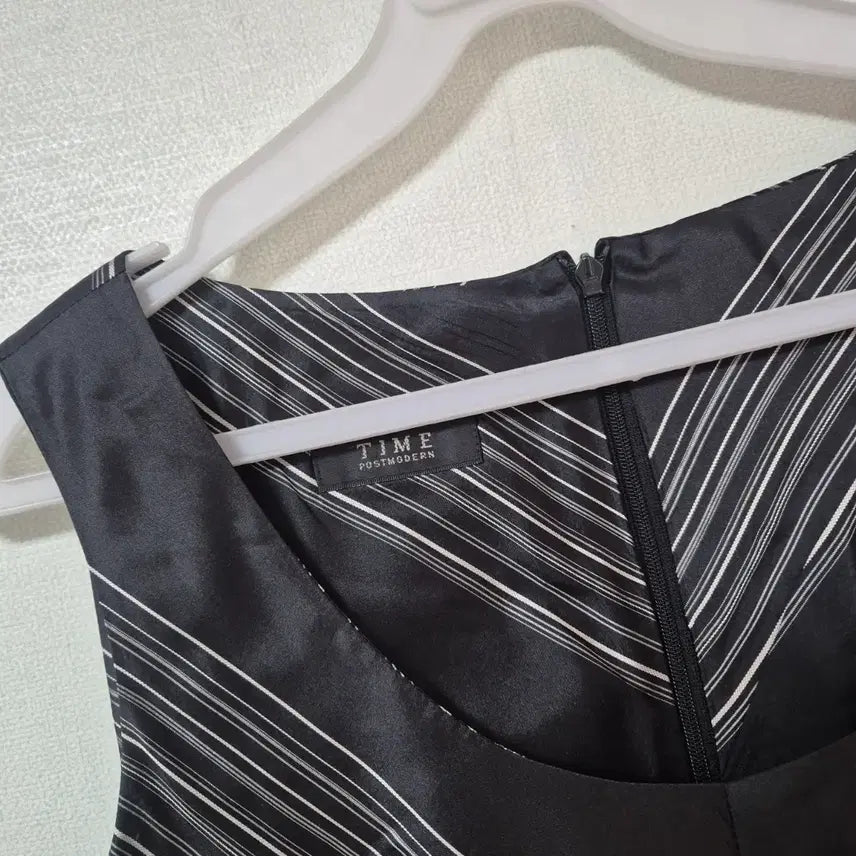 [BUNJANG] TIME Black Striped Sleeveless Maxi Dress / TIME 블랙 스트라이프 민소매 원피스