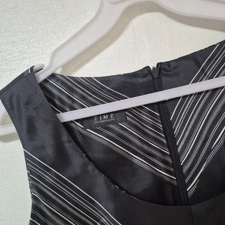 [BUNJANG] TIME Black Striped Sleeveless Maxi Dress / TIME 블랙 스트라이프 민소매 원피스