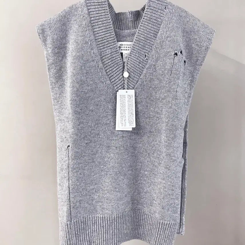 [BUNJANG] Maison Margiela Distressed Wool Knit Vest / 마르지엘라 디스 니트 베스트