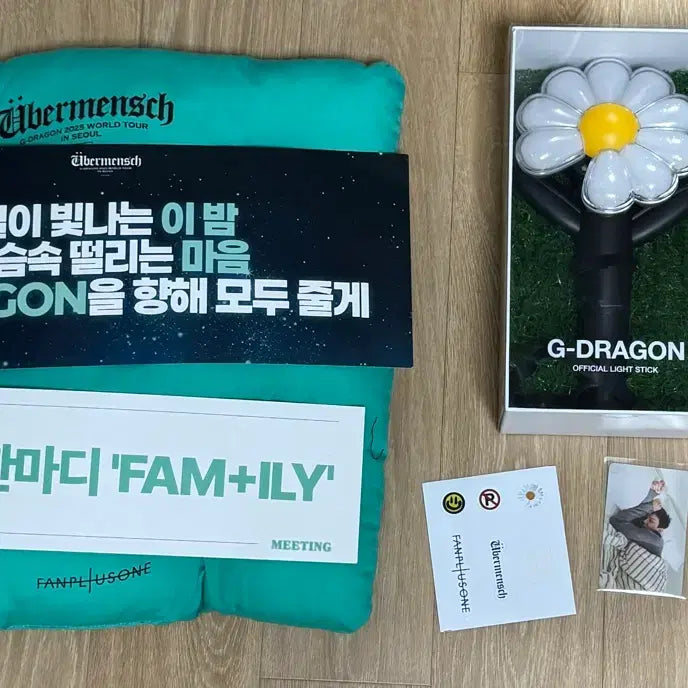 [BUNJANG] G-Dragon Bundle Set: Fan, Slogan, Photocard, Cushion, Sticker / 일괄)지드래곤 컨페티 슬로건 포카 방석 응원봉 스티커