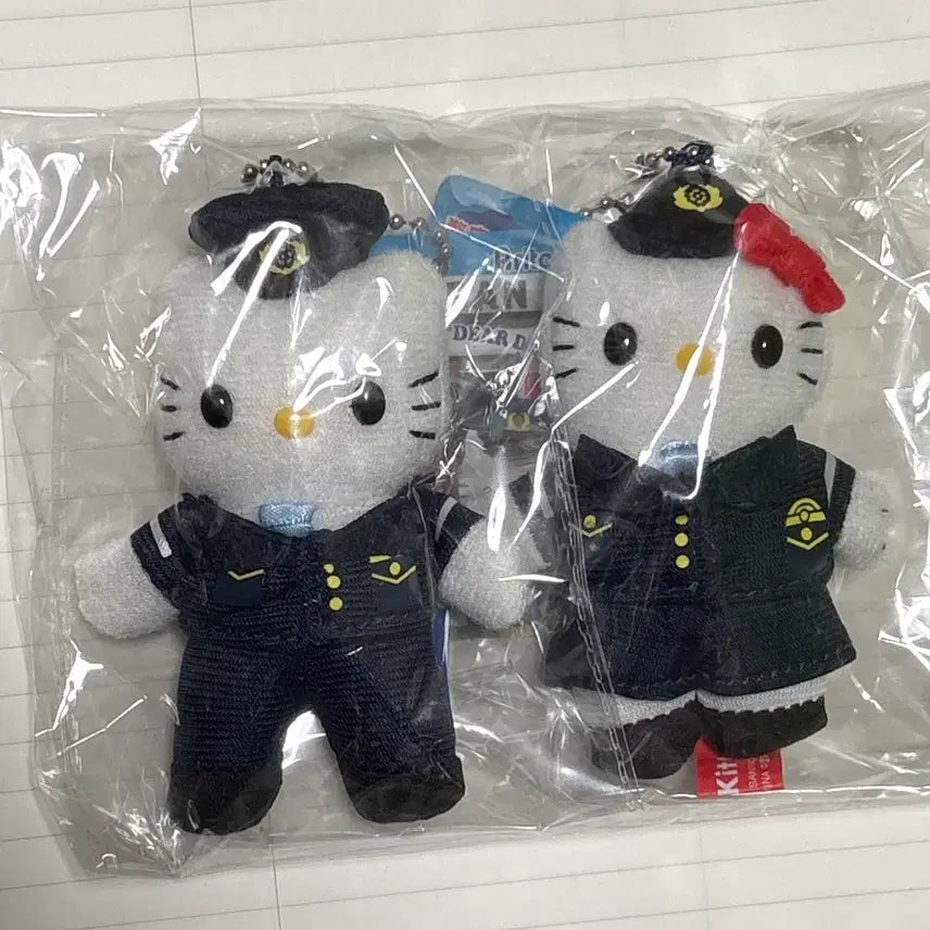 [BUNJANG] Classic Hello Kitty Police Keychain / 고전 헬로키티 경찰 키링