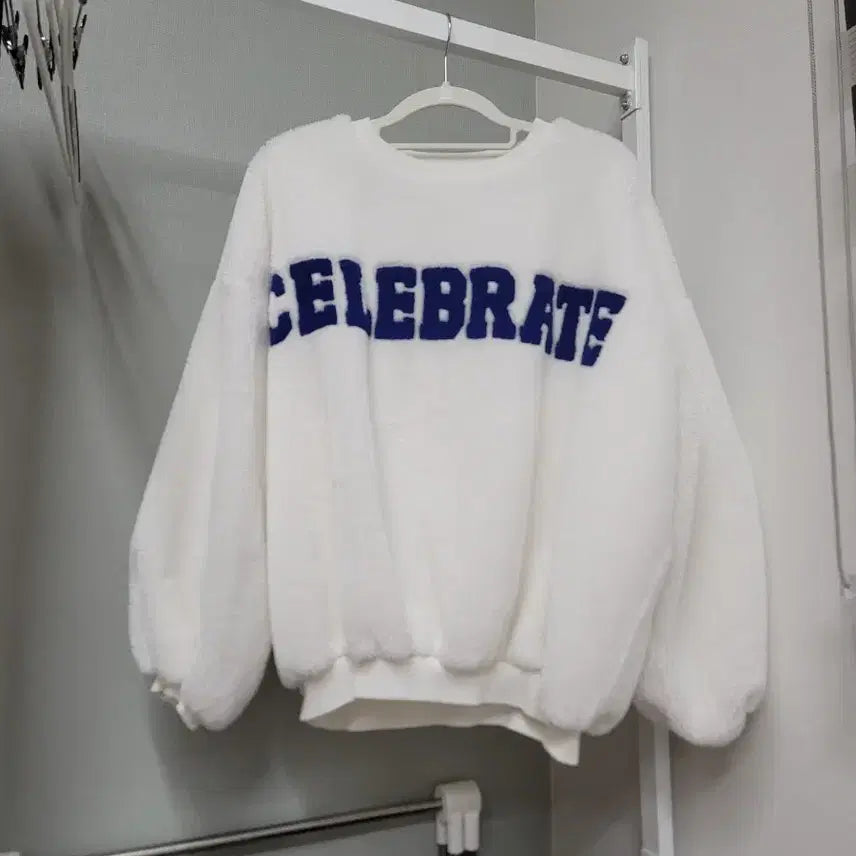 [BUNJANG] CELEBRATE Puffy Sweatshirt / CELEBRATE 뽀글이 맨투맨 FREE