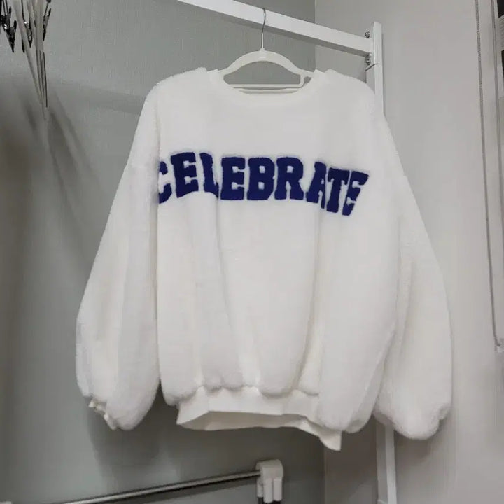 [BUNJANG] CELEBRATE Puffy Sweatshirt / CELEBRATE 뽀글이 맨투맨 FREE