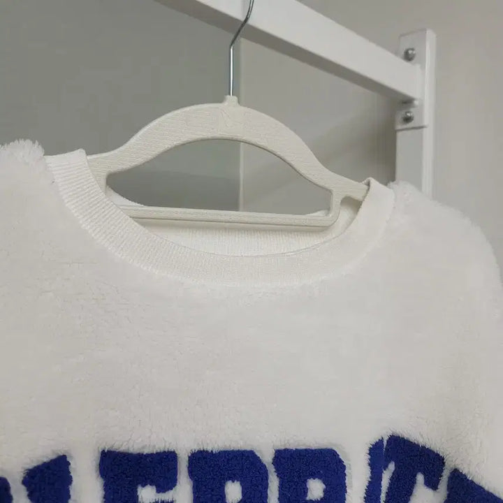 [BUNJANG] CELEBRATE Puffy Sweatshirt / CELEBRATE 뽀글이 맨투맨 FREE
