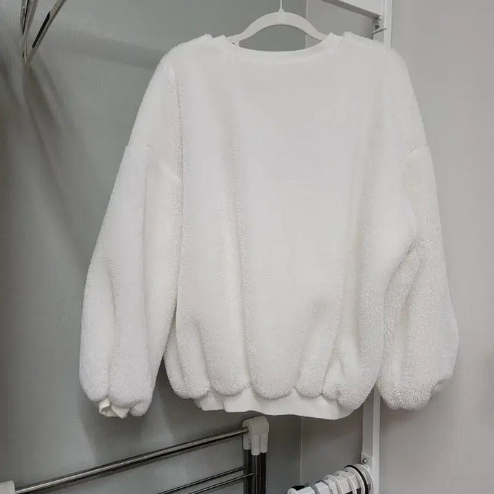 [BUNJANG] CELEBRATE Puffy Sweatshirt / CELEBRATE 뽀글이 맨투맨 FREE