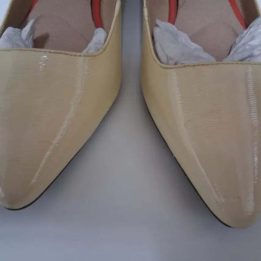 [SOLD OUT] 락포트 페이던트미들힐펌프스 245