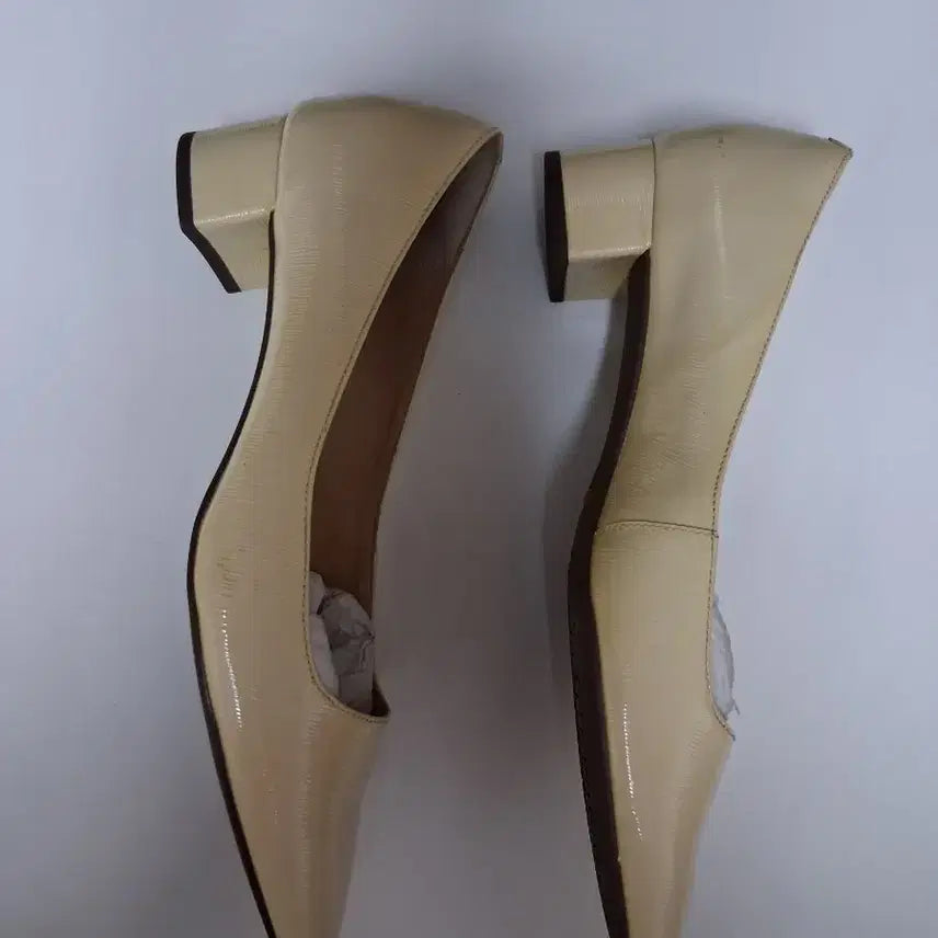 [SOLD OUT] 락포트 페이던트미들힐펌프스 245