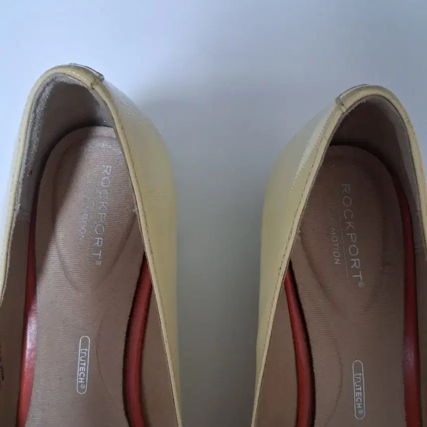 [SOLD OUT] 락포트 페이던트미들힐펌프스 245