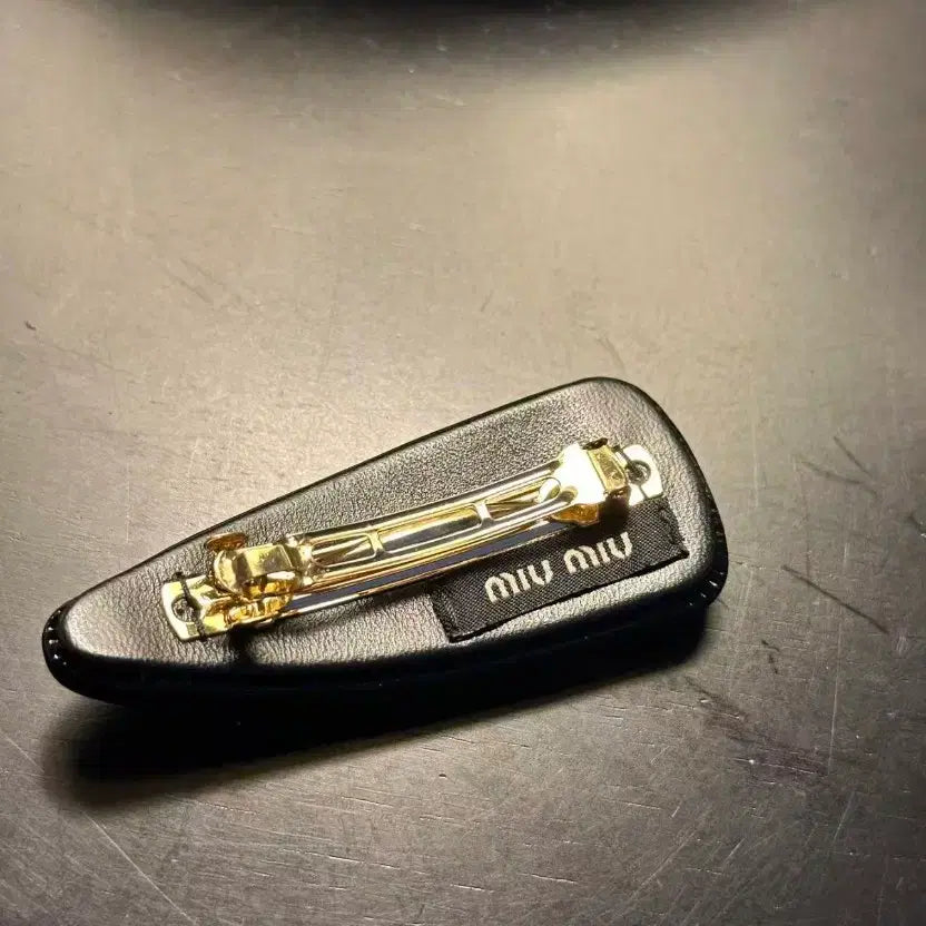 [BUNJANG] MIU MIU Logo Black Hair Clip / MIUMIU 로고 블랙 헤어클립